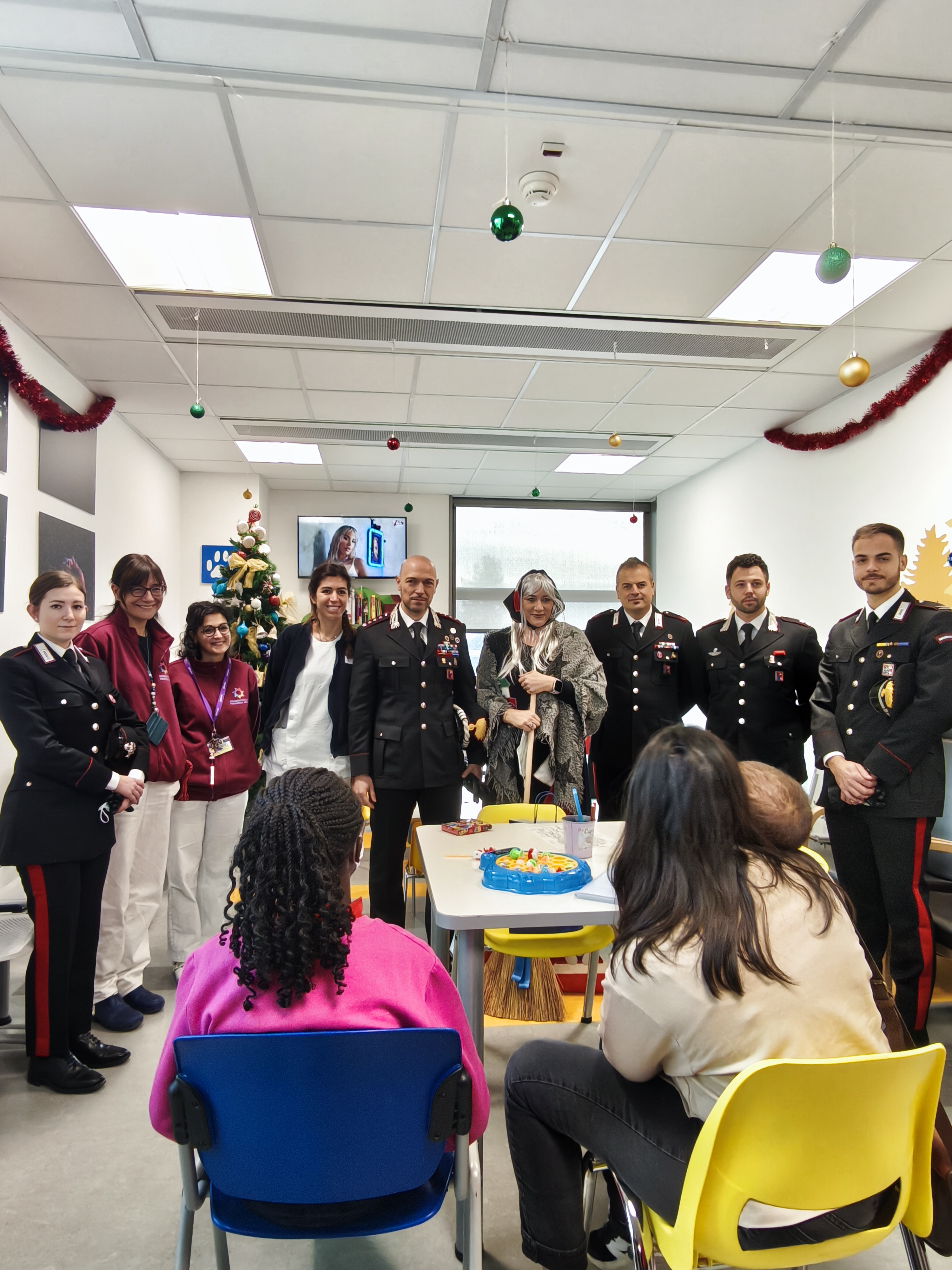 AOUI_Donazione_Giocattoli_Befana_e carabienieri.jpg