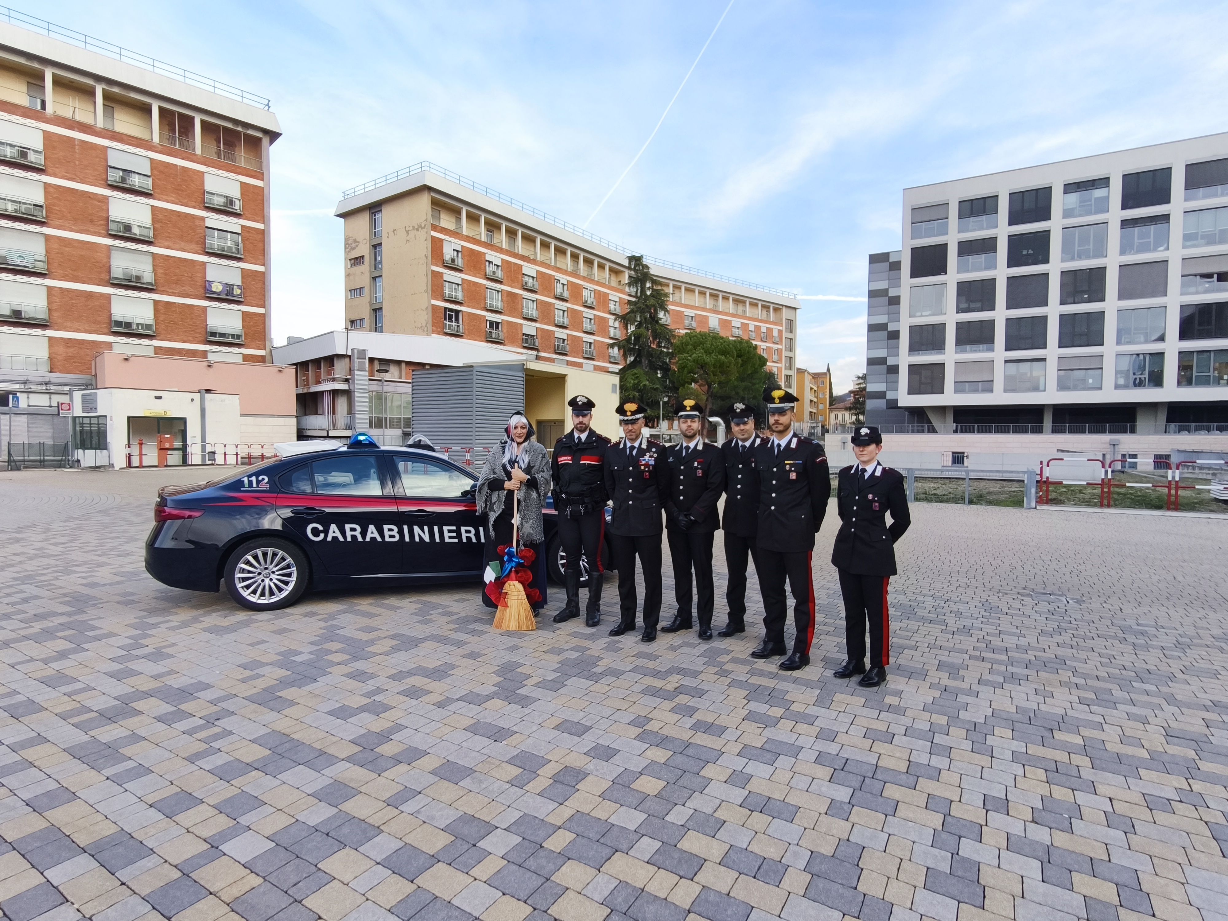 Befana con Carabinieri.jpg