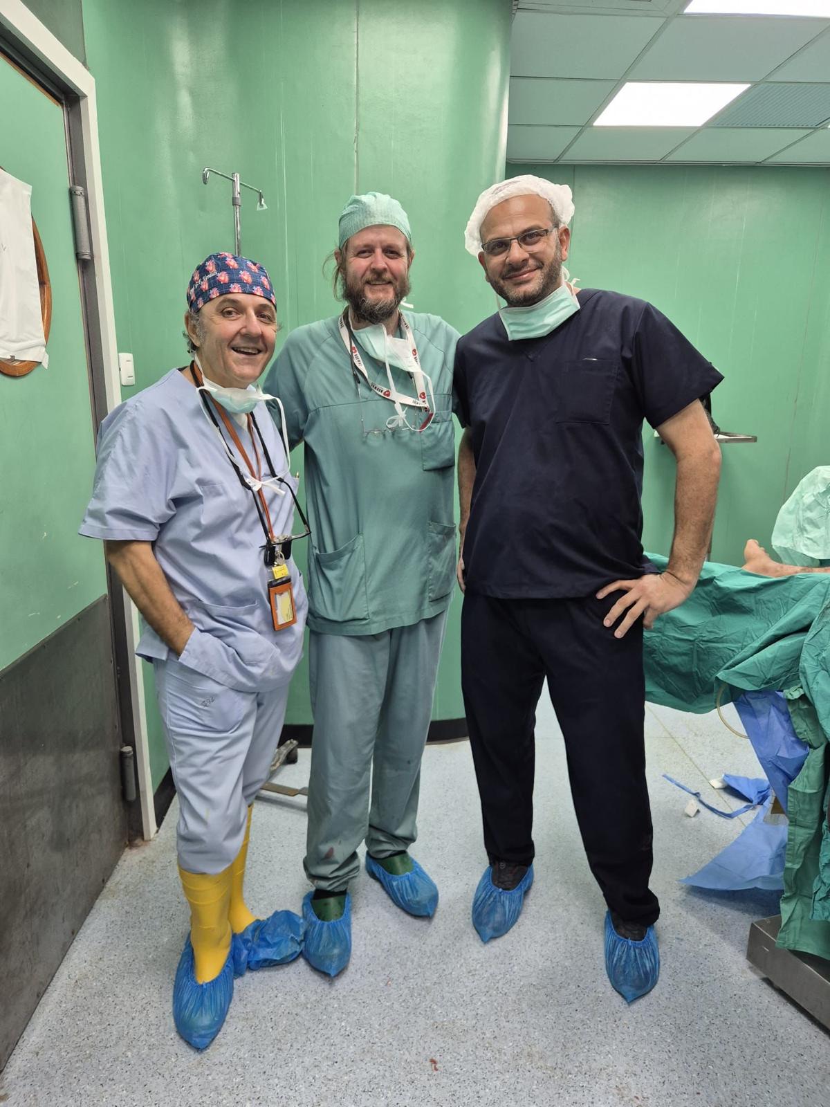 da sx Veraldi insieme ai chirurgi Frode Aasgaard e Ahmed Abunada.jpg